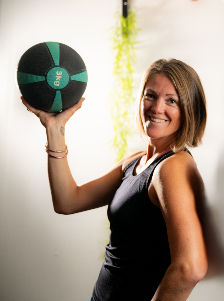 Coach sport santé souriante avec ballon – accompagnement bien-être à Saint-Palais-sur-Mer proche Royan – MANAA